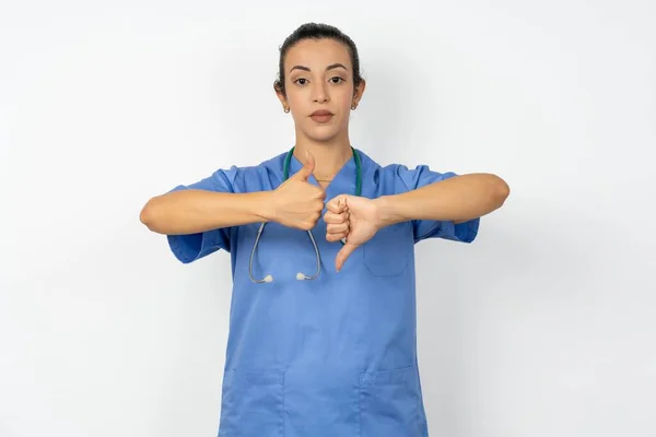Arabski Lekarz Kobieta Noszenie Niebieski Mundur Pokazując Kciuk Dół Znak — Zdjęcie stockowe