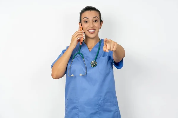 Positiv Arabiska Läkare Kvinna Bär Blå Uniform Indikerar Direkt Vid — Stockfoto