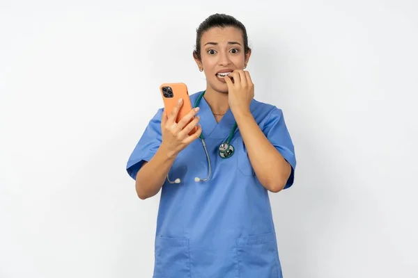 Rädd Rolig Arabiska Läkare Kvinna Bär Blå Uniform Hålla Telefon — Stockfoto