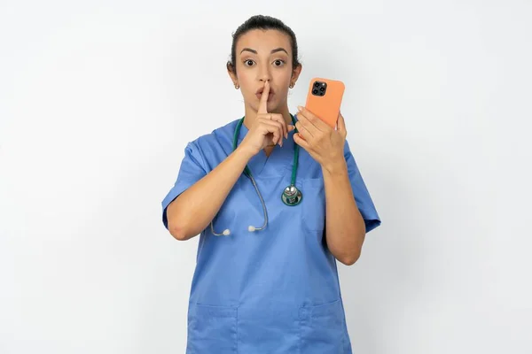 Arabiska Läkare Kvinna Bär Blå Uniform Håller Modern Gadget Inte — Stockfoto