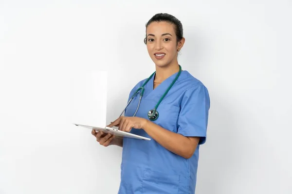Zdjęcie Szczęśliwej Arabski Lekarz Kobieta Noszenie Niebieski Mundur Trzymać Tabletki — Zdjęcie stockowe