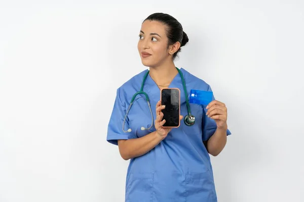 Arabiska Läkare Kvinna Bär Blå Uniform Innehav Bankkort Modern Anordning — Stockfoto
