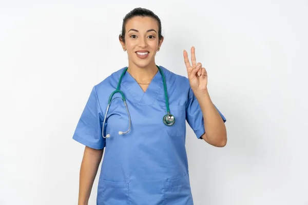 Positivo Arabo Medico Donna Indossando Uniforme Blu Prendere Selfie Fare — Foto Stock