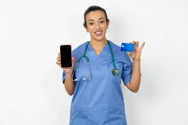 Arab Läkare Kvinna Bär Blå Uniform Innehav Smartphone Och Kreditkort — Stockfoto
