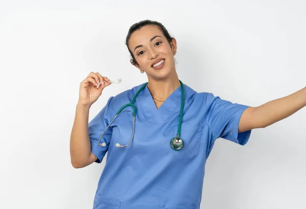 青い制服を着ているアラブの医師の女性は この新しい治療を推奨して 目に見えないブレースを保持するセルフィーを作ります 歯科医療コンセプト — ストック写真