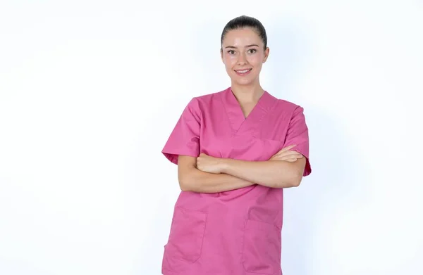 Médico Mujer Caucásica Uniforme Rosa Siendo Feliz Sonriendo Cruzó Los — Foto de Stock