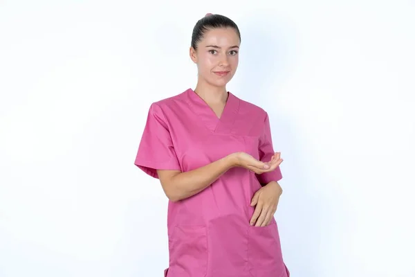 Biała Kobieta Lekarz Różowym Mundurze Mówi Wow Jakie Ekscytujące Zdumiewającą — Zdjęcie stockowe