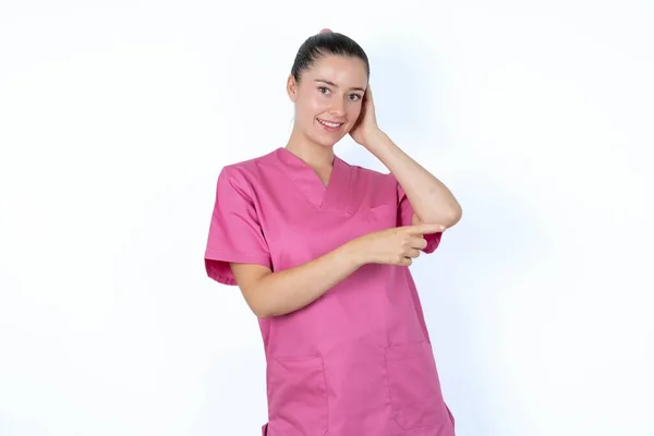 Kaukasische Vrouwelijke Arts Roze Uniform Gevoel Positief Heeft Verbaasd Uitdrukking — Stockfoto