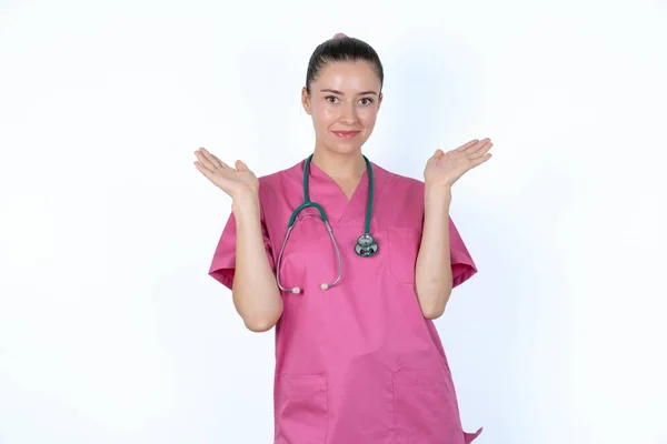 Tal Vez Dudosa Mujer Caucásica Médico Uniforme Rosa Encoge Hombros —  Fotos de Stock