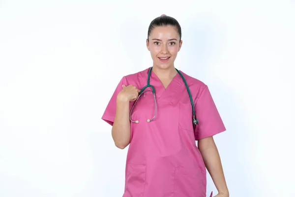 Pembe Üniformalı Beyaz Kadın Doktor Sersemlemiş Bir Şekilde Kendini Parmağıyla — Stok fotoğraf