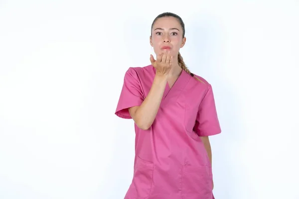 Kaukasische Vrouwelijke Arts Roze Uniform Kijkend Naar Camera Die Een — Stockfoto