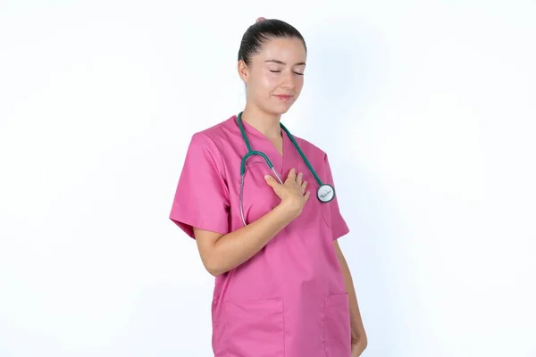 Femme Caucasienne Satisfaite Médecin Uniforme Rose Garde Les Mains Sur — Photo