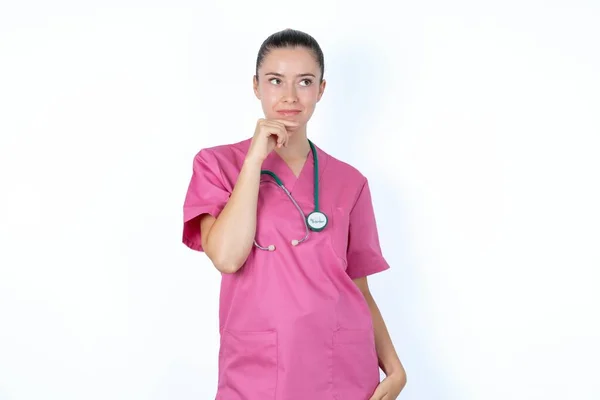 Tiro Médico Contemplativo Mujer Caucásica Reflexivo Uniforme Rosa Mantiene Mano — Foto de Stock