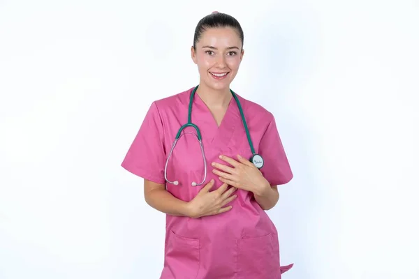 Biała Kobieta Lekarz Różowym Mundurze Trzyma Ręce Skrzyżowane Śmieje Się — Zdjęcie stockowe