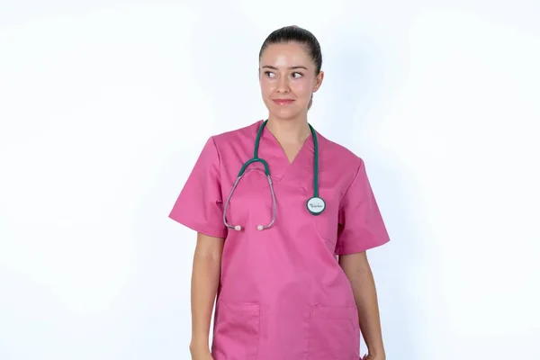 Stupito Medico Donna Caucasica Uniforme Rosa Preoccupato Sguardo Vede Qualcosa — Foto Stock