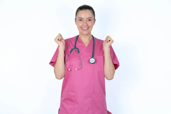 Biała Kobieta Lekarz Różowym Mundurze Raduje Się Jego Sukcesem Zwycięstwem — Zdjęcie stockowe