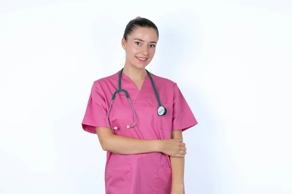 Femme Caucasienne Médecin Uniforme Rose Sur Fond Blanc — Photo