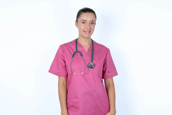 Kaukasische Ärztin Pinkfarbener Uniform Mit Nachdenklichem Gesichtsausdruck Schaut Weg Und — Stockfoto
