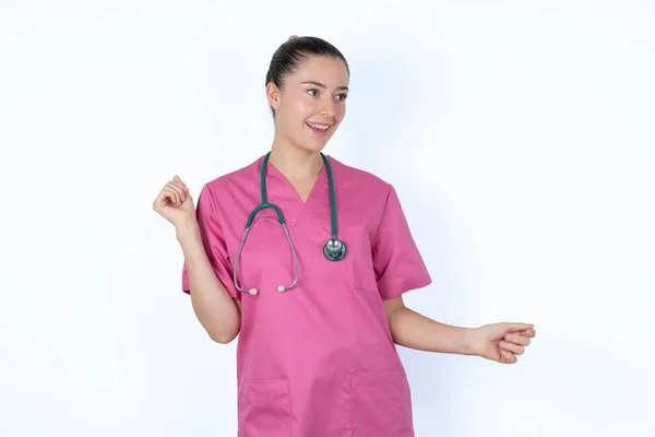 Doctora Caucásica Uniforme Rosa Bailando —  Fotos de Stock