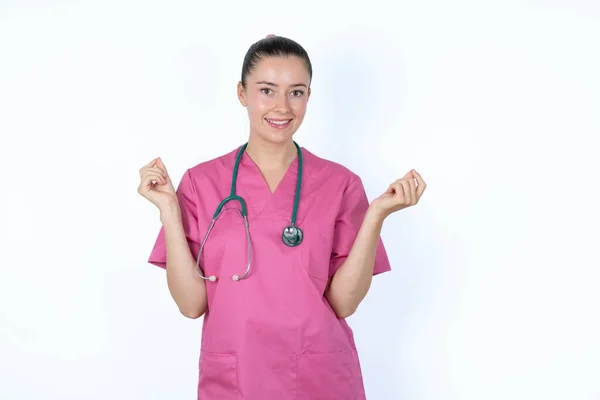 Biały Kobieta Lekarz Różowy Mundur Pieniądze Gest — Zdjęcie stockowe
