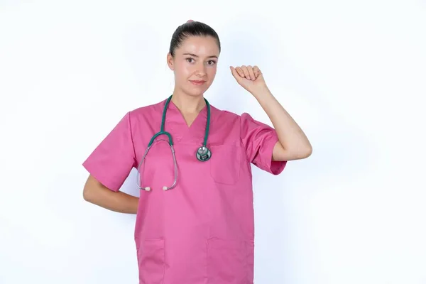 ピンクのユニフォームの白人女性医師は 深刻で強く反抗的で 革命のために拳を上げたり 抗議したり 戦ったりする — ストック写真