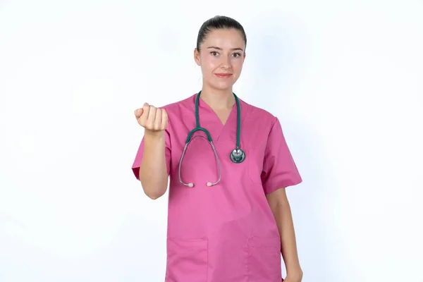 Doctora Caucásica Uniforme Rosa Con Estetoscopio Invitándote Venir Confiada Sonriente — Foto de Stock