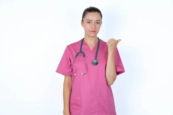Mujer Caucásica Estupefacta Médico Uniforme Rosa Con Estetoscopio Con Expresión — Foto de Stock