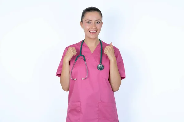Médico Mujer Caucásica Uniforme Rosa Con Estetoscopio Regocijando Éxito Victoria — Foto de Stock