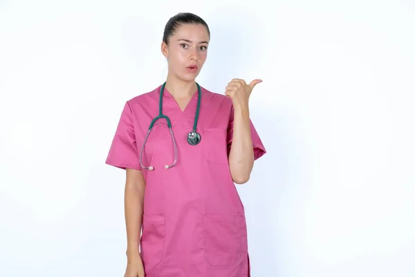 Geschokte Blanke Vrouw Arts Roze Uniform Met Stethoscoop Punten Met — Stockfoto