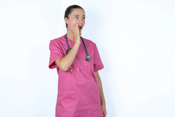 Kaukasische Ärztin Pinkfarbener Uniform Mit Stethoskop Profil Ansicht Sieht Glücklich — Stockfoto