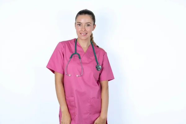 Kaukasische Ärztin Rosa Uniform Mit Stethoskop Nervös Und Verängstigt Beißende — Stockfoto