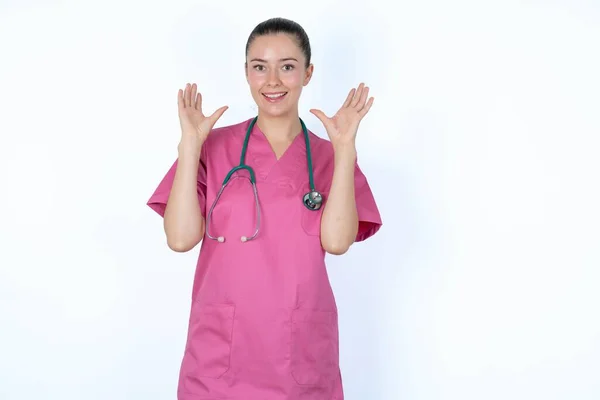 Kaukasisk Kvinna Läkare Rosa Uniform Med Stetoskop Ser Med Spänning — Stockfoto