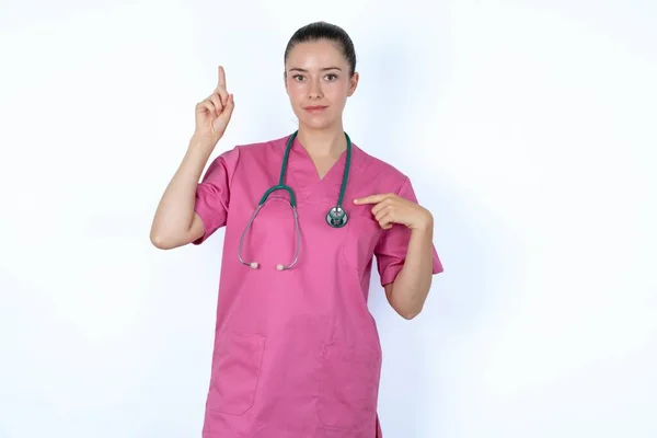 Médico Mujer Caucásica Uniforme Rosa Con Estetoscopio Dice Wow Emocionante —  Fotos de Stock
