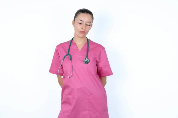 Kaukasisk Kvinna Läkare Rosa Uniform Med Stetoskop Korsar Ögon Sätter — Stockfoto