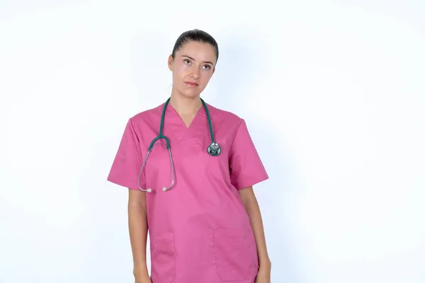 Medico Donna Caucasica Uniforme Rosa Con Stetoscopio Preoccupato Viso Guardando — Foto Stock