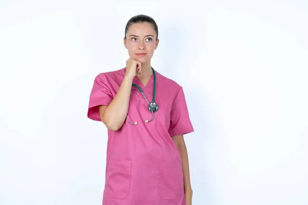 Portré Figyelmes Fehér Orvos Rózsaszín Egyenruhában Sztetoszkóppal Tartja Kezét Álla — Stock Fotó
