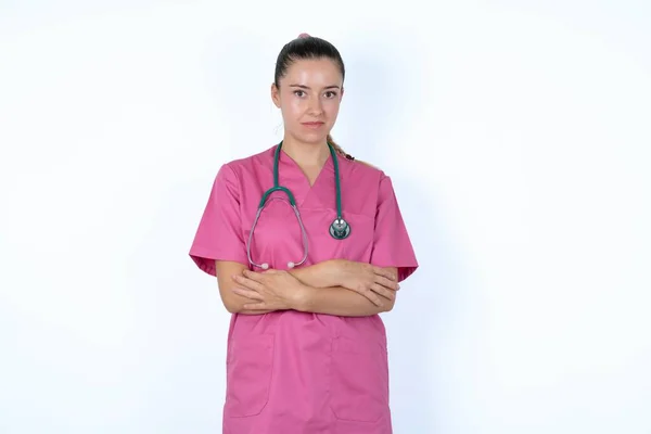 Branco Mulher Médico Uniforme Rosa Com Estetoscópio Olhando Preocupado Assustado — Fotografia de Stock