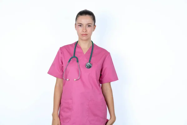 Mulher Branca Médico Uniforme Rosa Com Estetoscópio Franzindo Sobrancelhas Sendo — Fotografia de Stock