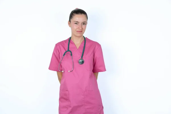 Běloška Doktorka Růžové Uniformě Stetoskopem Vztekle Zaťala Zuby Rozčilená Přicházejícím — Stock fotografie