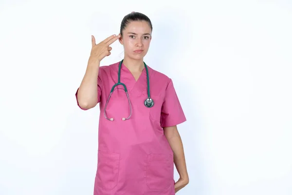 Mujer Caucásica Infeliz Médico Uniforme Rosa Con Estetoscopio Imita Disparo — Foto de Stock