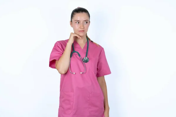 Donna Caucasica Sognante Medico Uniforme Rosa Con Stetoscopio Con Espressione — Foto Stock