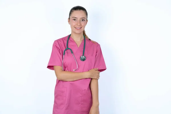 Menschen Lebensstil Jugend Und Glückskonzept Schüchterne Kaukasische Ärztin Rosa Uniform — Stockfoto