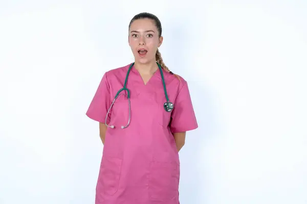 Expressieve Gezichtsuitdrukkingen Geschokt Blanke Vrouw Arts Roze Uniform Met Stethoscoop — Stockfoto