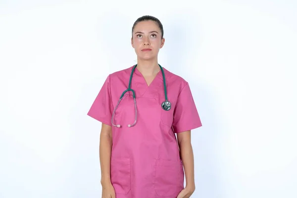 Mulher Branca Médico Uniforme Rosa Com Estetoscópio Olhando Para Cima — Fotografia de Stock