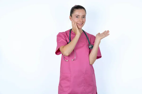 Médico Mulher Caucasiano Positivo Uniforme Rosa Com Estetoscópio Diz Wow — Fotografia de Stock