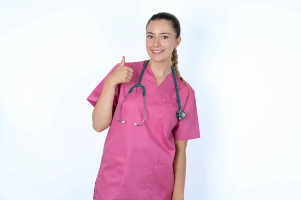 Médico Mulher Caucasiano Uniforme Rosa Com Estetoscópio Dando Polegar Acima — Fotografia de Stock