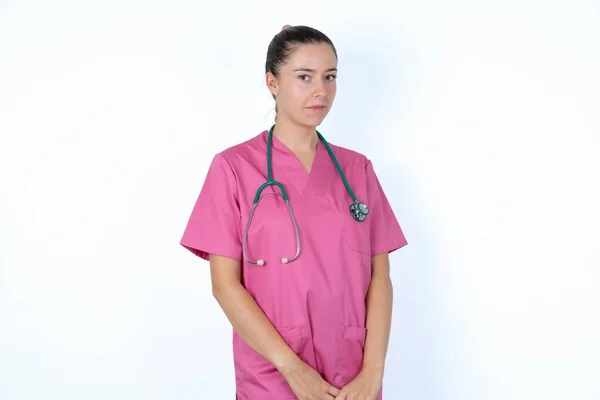 Doctora Caucásica Uniforme Rosa Con Estetoscopio Con Expresión Esnob Curvando — Foto de Stock