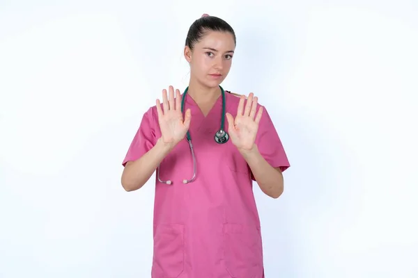 Mulher Branca Doutor Uniforme Rosa Com Estetoscópio Fazendo Parar Cantar — Fotografia de Stock