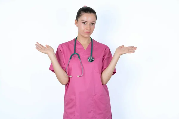 Förbryllad Och Kaukasiska Kvinna Läkare Rosa Uniform Med Stetoskop Med — Stockfoto