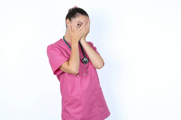 Medico Donna Caucasica Uniforme Rosa Con Stetoscopio Che Copre Viso — Foto Stock